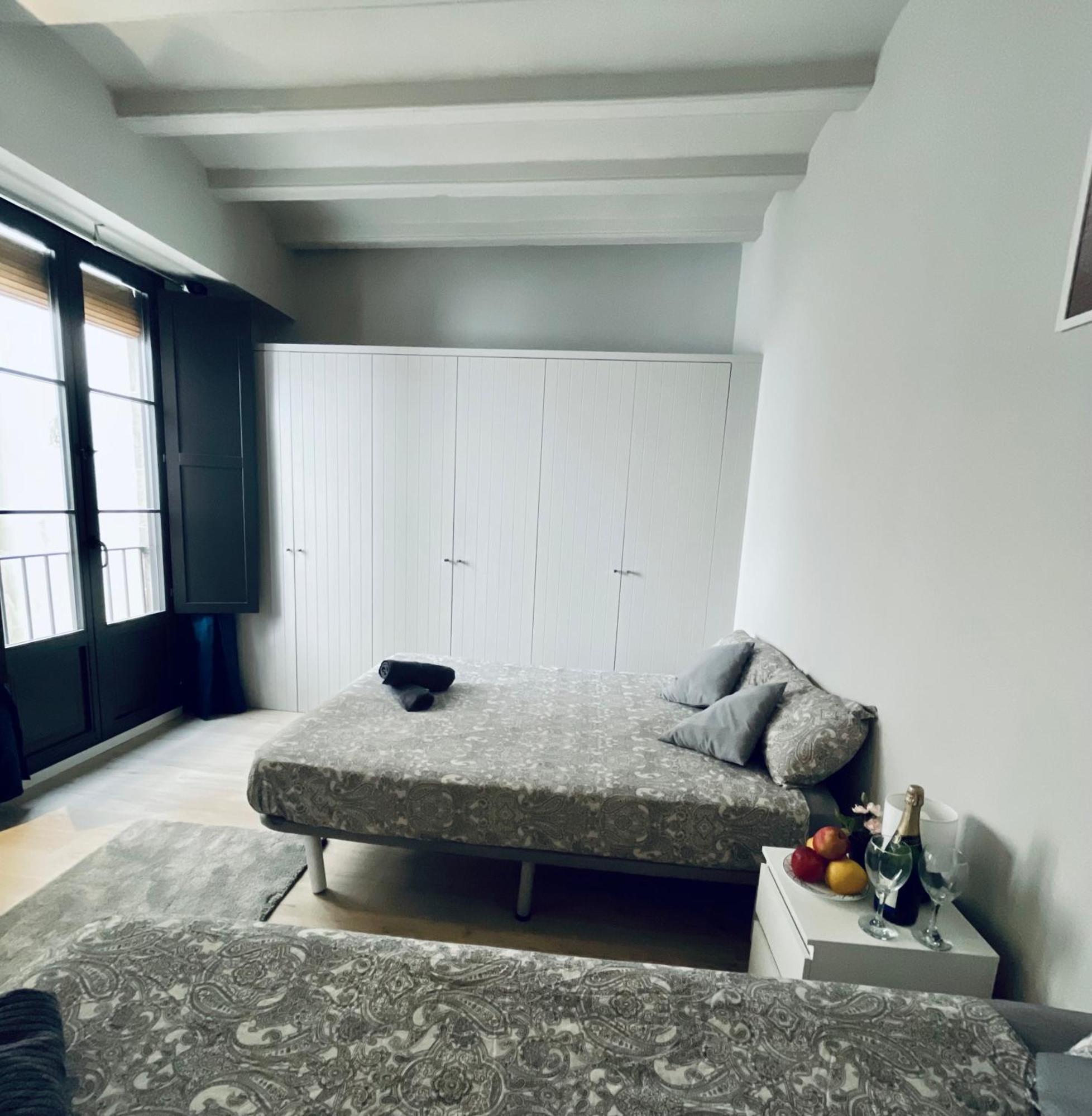 Triple With Private Bathroom In Gothic Guest house